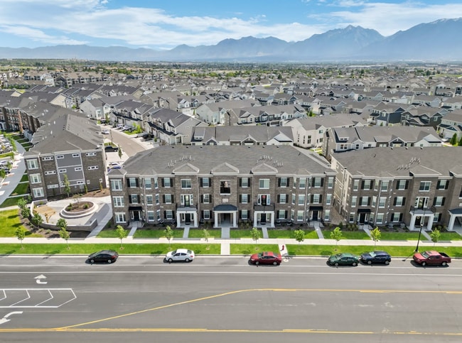 Building Photo - Modern 3-Bed, 2-Bath Apartment with Open F...