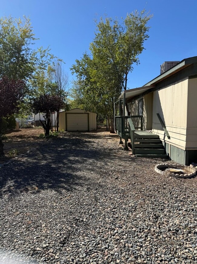 Building Photo - 3 bedroom 2 bath home in quiet neighborhood