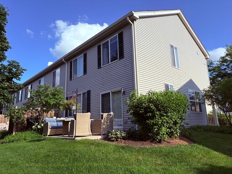 Building Photo - 536 W Kristina Ln