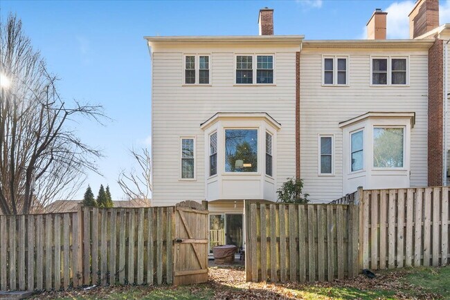 Building Photo - Beautiful End-Unit Townhome with Spacious Interior and Outdoor Living