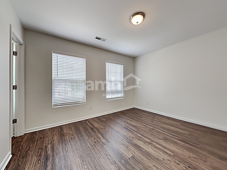 Building Photo - 106 Vango Dr