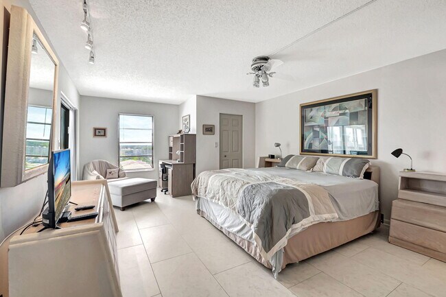 Building Photo - 6866 Huntington Ln