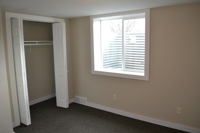 Building Photo - Ranch level home in great neighborhood! 2 ...