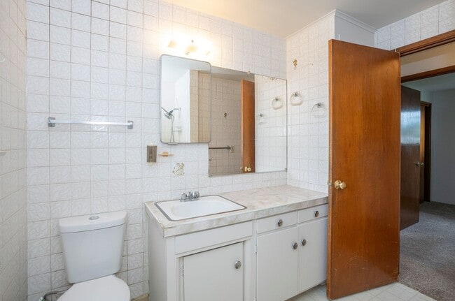 Building Photo - Spacious 4-Bedroom Home with Large Yard, Covered Patio & Garage in Lakewood