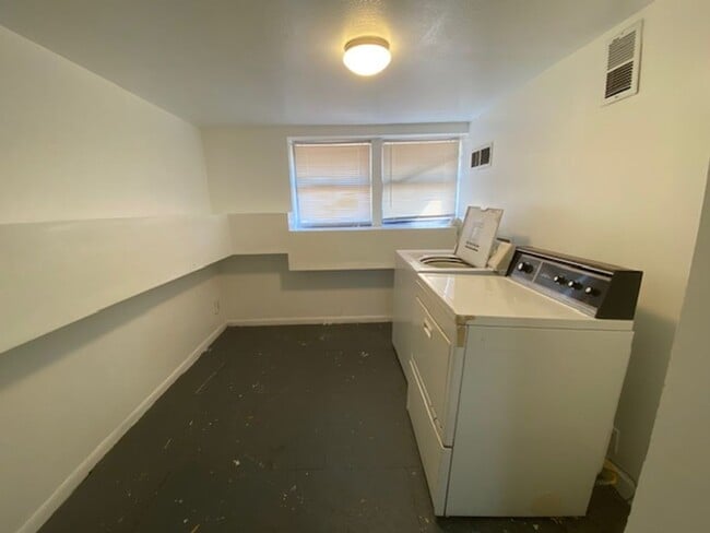 Building Photo - Welcoming 5BR/3BA with Dining Room & Laundry—Minutes to UA and Downtown