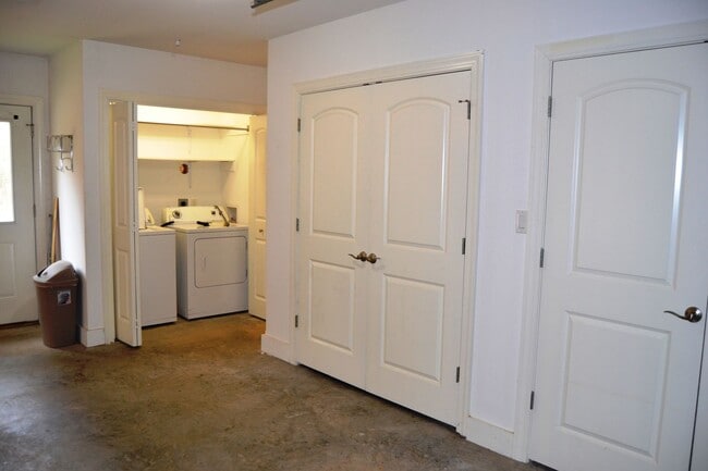 Building Photo - East Gate Area | Home | Unfurnished