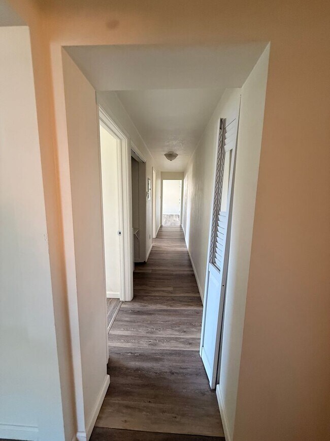 Building Photo - 2 Bedroom 1 Bathroom Apartment For Rent!