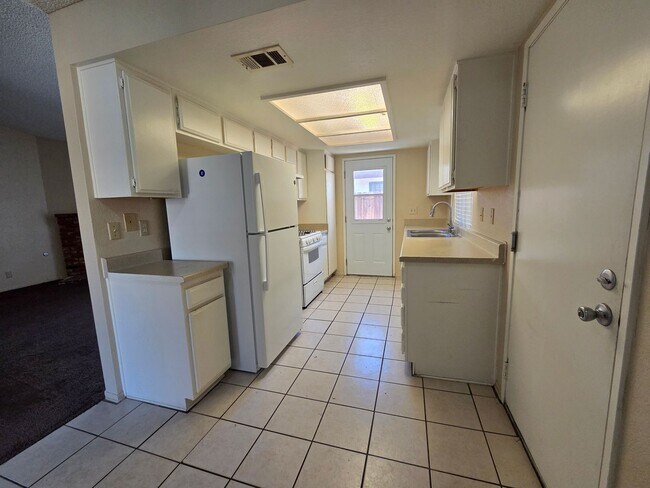 Building Photo - New Listing!