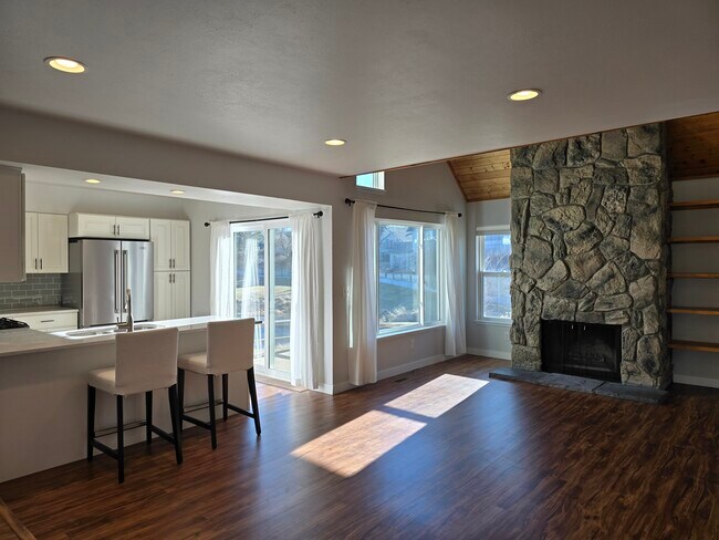 Building Photo - 2415 S Xanadu Way