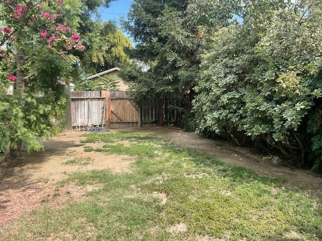 Building Photo - Cute and updated 3 bedroom 1 bathroom home...