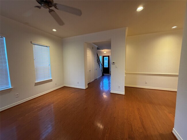 Building Photo - 11602 Royal Oaks Crossing