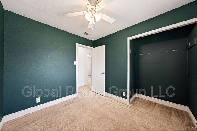 Building Photo - 517 Oak Dr