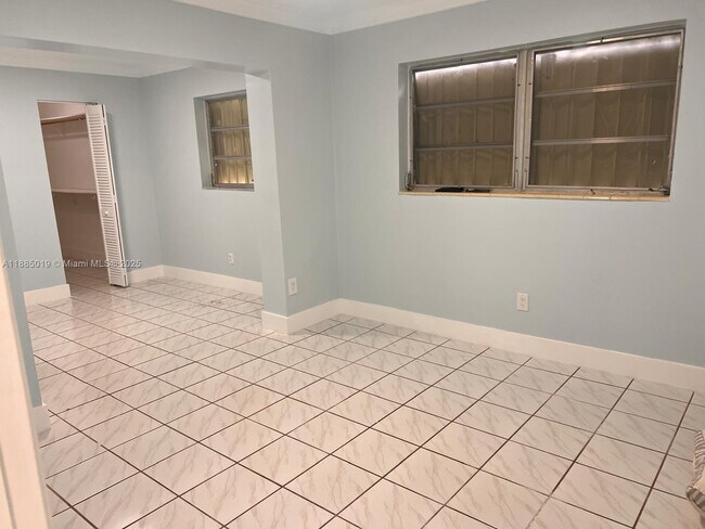 Building Photo - 1575 W 53rd St