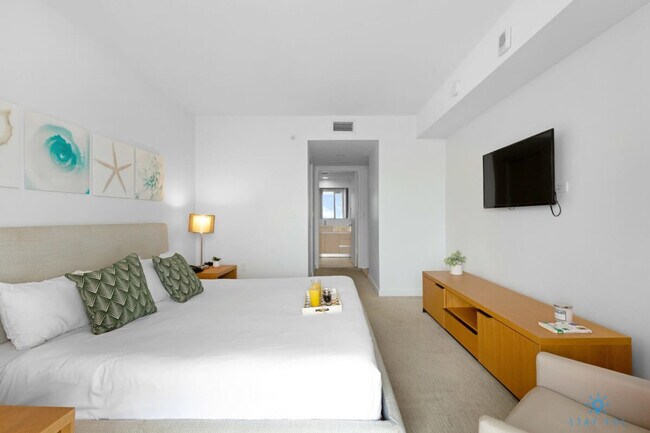 Building Photo - 2602 E Hallandale Beach Blvd