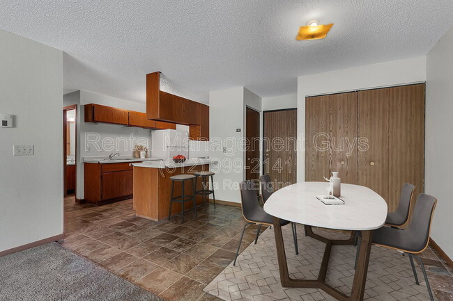 Building Photo - 131 Cedar St E