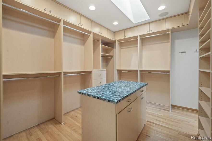 Building Photo - 2380 Walnut Lake Rd