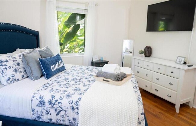 Building Photo - 1128 N 16th Ave