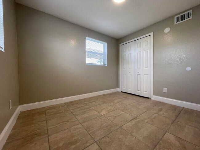 Building Photo - 2504 Wilkens Ave