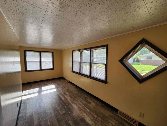 Building Photo - 3 Bedroom with Garage
