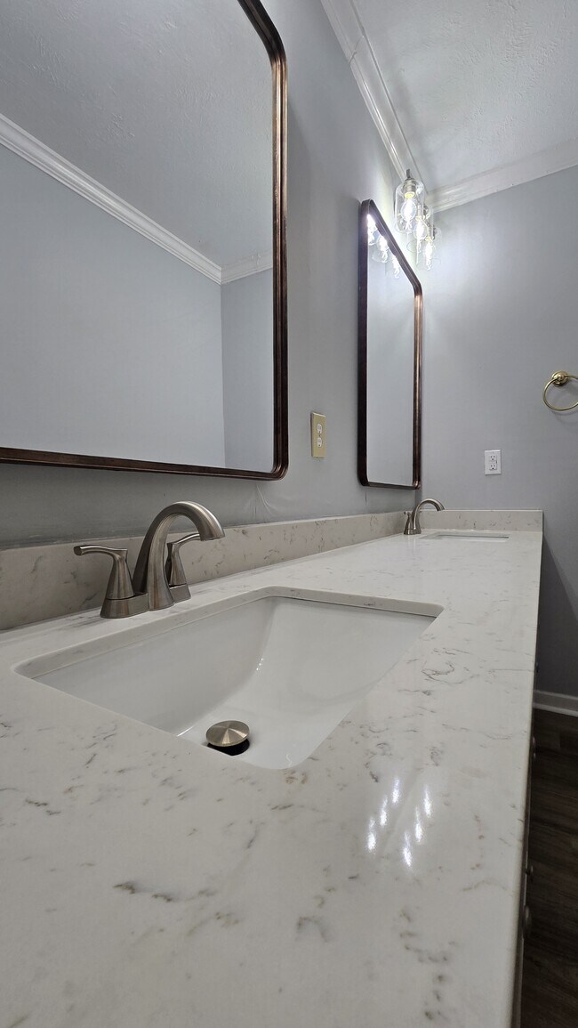 Building Photo - 405 Brentwood Dr