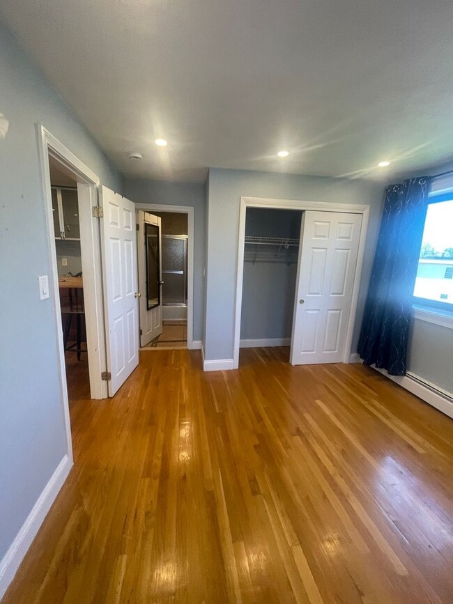 Building Photo - Modern 1 bed HW Floors, Granite stainless Kitchen Supoer Sunny, AC Dishwasher Great Value!  7/1 o...