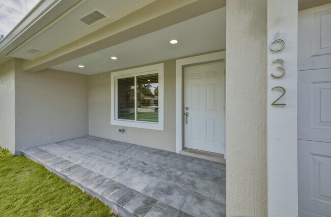 Building Photo - 632 Las Palmas Park