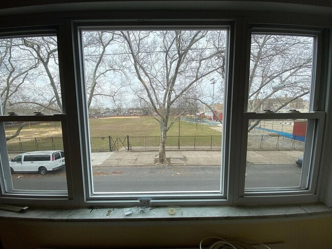 Building Photo - Recently updated 3 Beds 1.5 Bath home, loc...