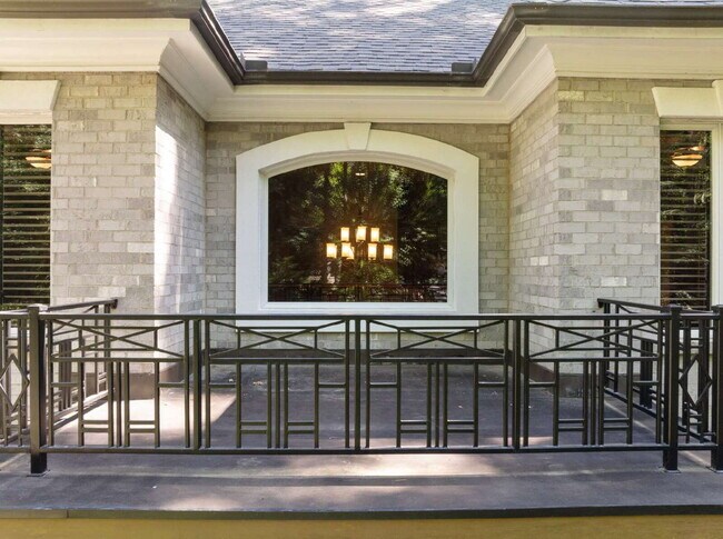 Building Photo - Luxurious 5-Bed Sanctuary with Scenic View...