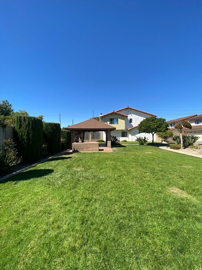 Building Photo - Large Centrally Located Two Story Condo wi...