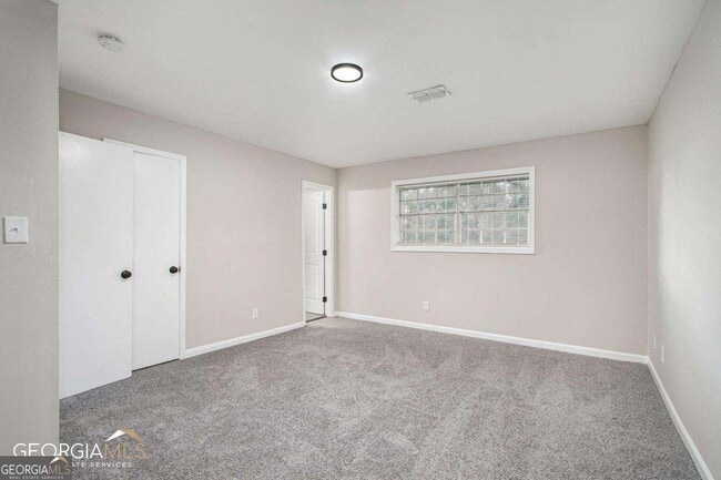 Building Photo - 2243 7 Oaks Cir