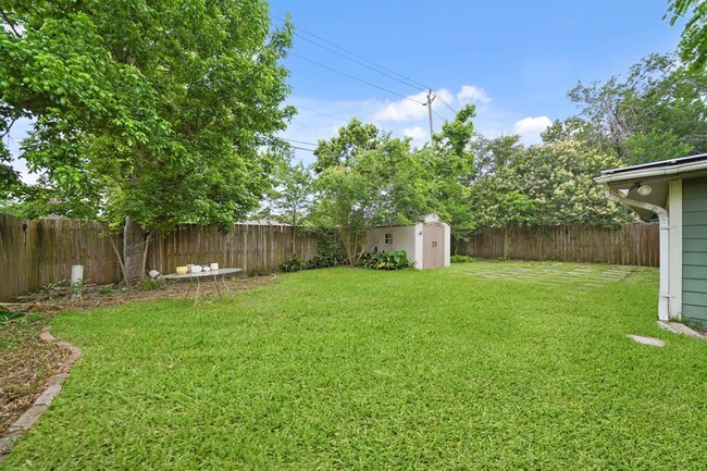 Building Photo - 16730 David Glen Dr