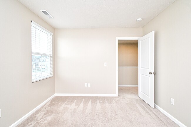 Building Photo - 5697 Julia Kate Dr