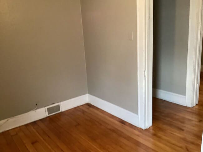 Building Photo - 5 bedroom single family home