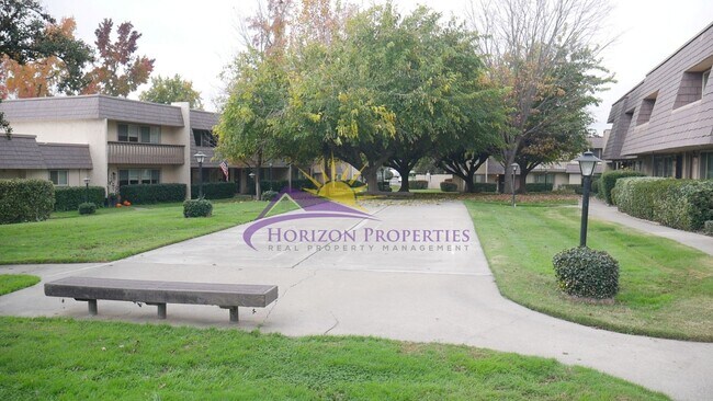 Building Photo - 3 Bed 2.5 Bath 1,380 sqft Townhome in Carmichael