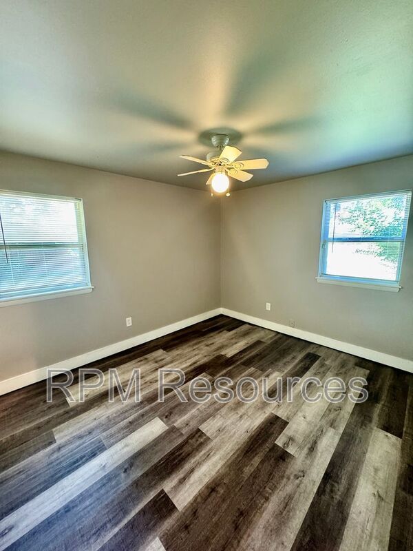 Building Photo - 2308 Elwood Dr