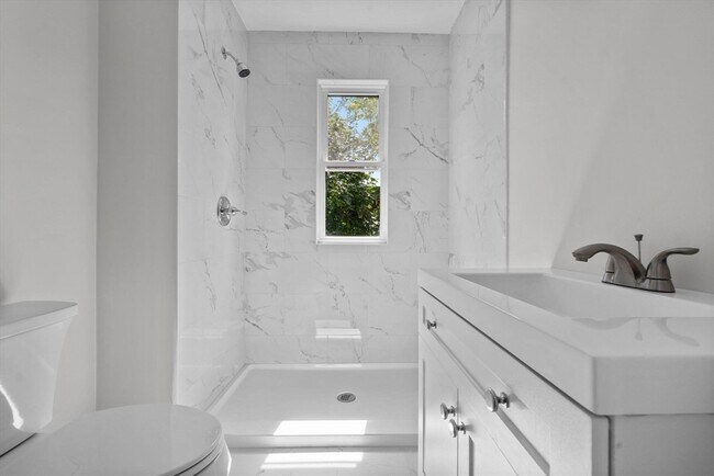 Building Photo - 67 Romsey St