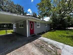 Building Photo - Beautifully renovated 3/2 with fenced in y...