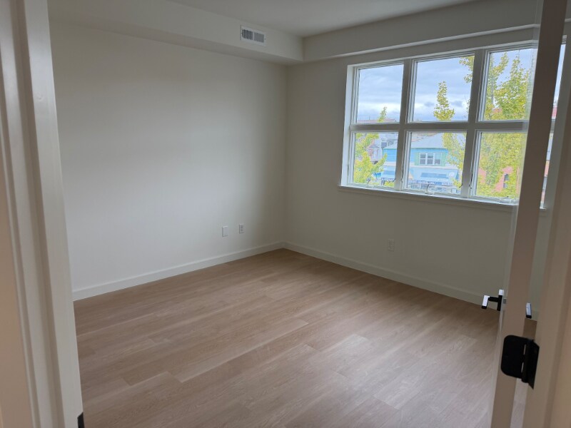 Building Photo - 3112 Emmons Ave