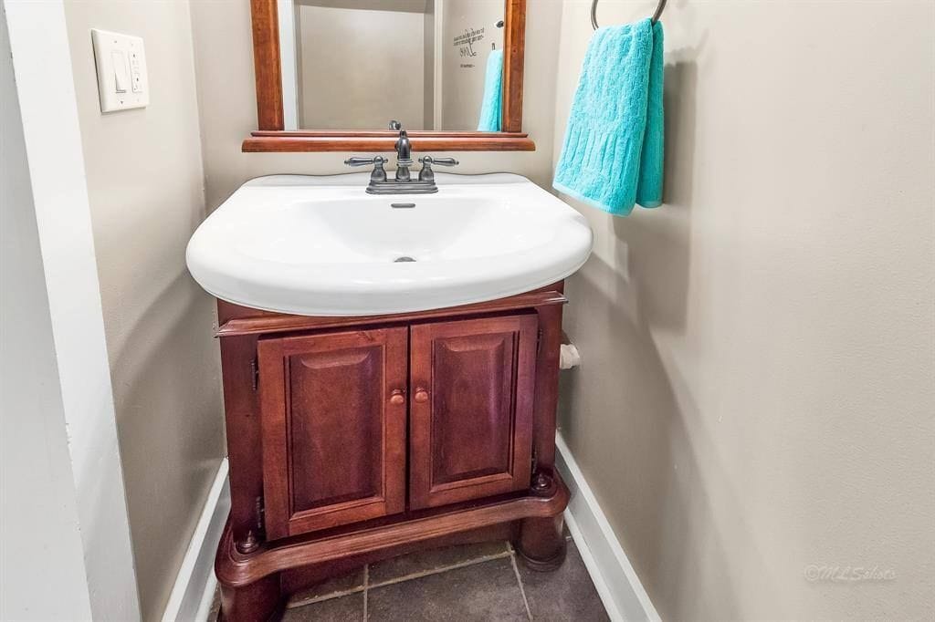 1/2 Bathroom - 10152 FM949