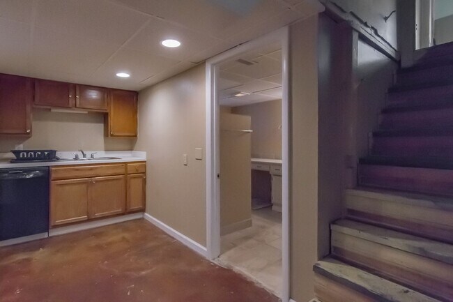 Building Photo - COLLEGE PRE-LEASING