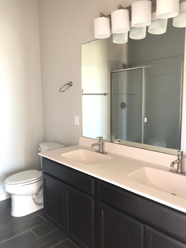 Building Photo - Luxury 3 Bedroom Duplex Located in Midloth...