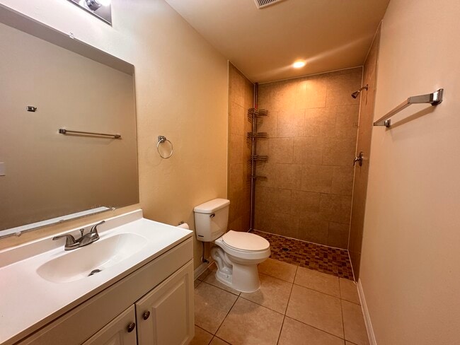 Building Photo - 906 SE 12th Terrace