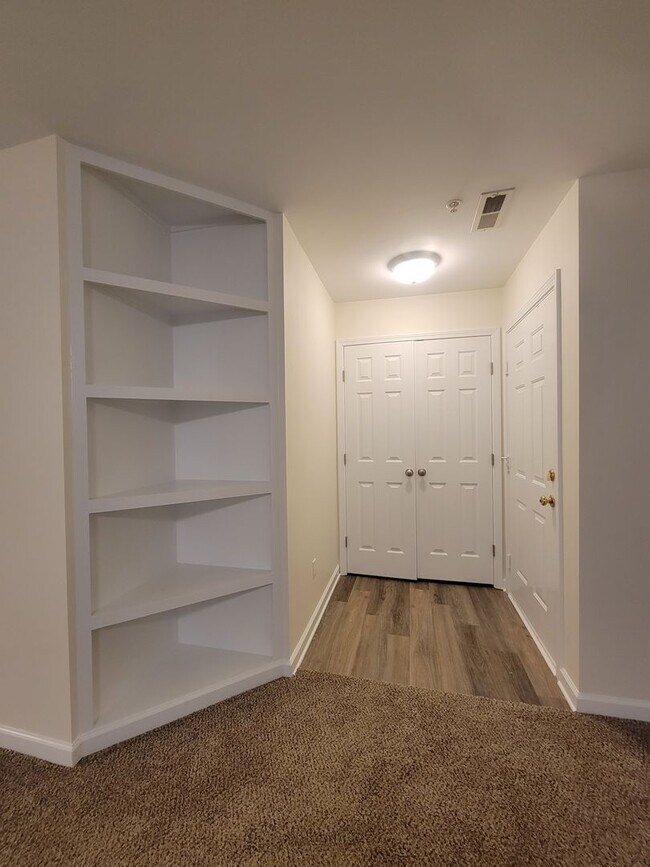 Building Photo - Cozy Convenient Condo