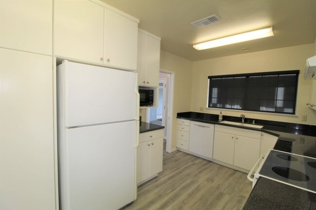Building Photo - Quaint Home in Desirable Midtown Neighborhood!
