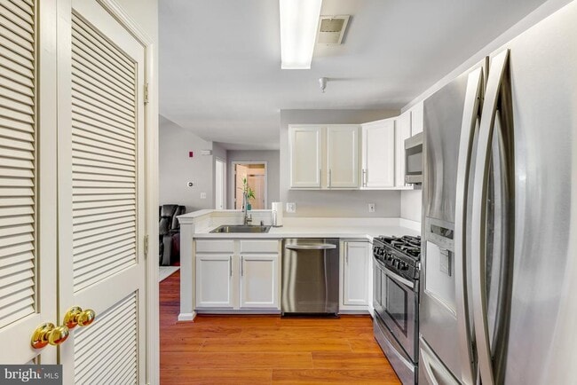 Building Photo - 521 Constellation Square SE