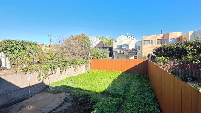 Building Photo - 1590 Underwood Ave