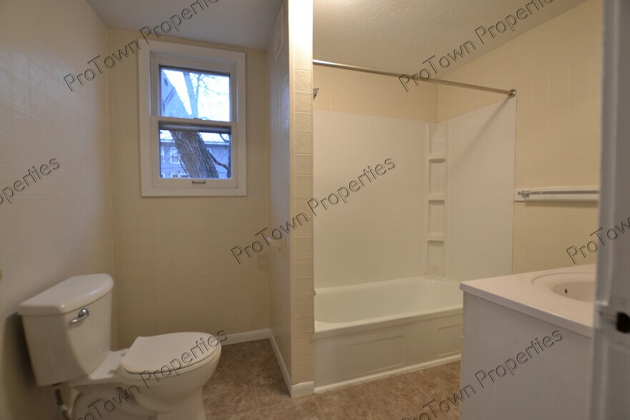 Building Photo - 724 E Washington St