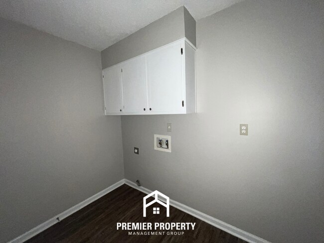 Building Photo - 5999 Pebblehill Dr