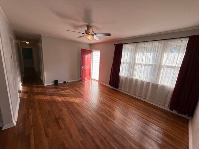 Building Photo - Cozy Home with Character