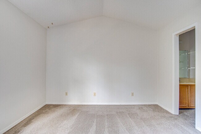 Building Photo - Foxborough 2BR/1.5BA Townhome – Back Deck, Available 1/5/2026- Pet Friendly!